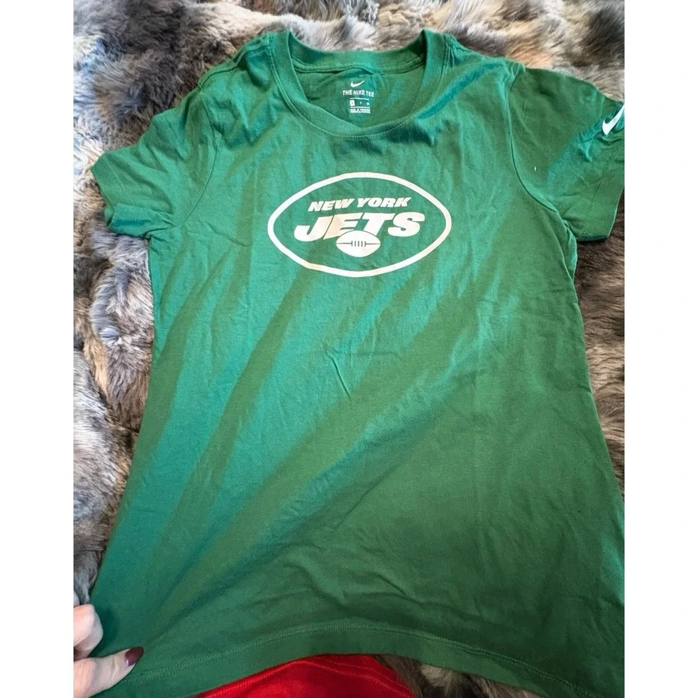 NWOT women's SIZE small green and white NIKE NEW YORK JETS t-shirt.